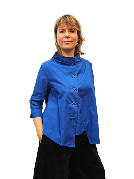 Asimetriska zila kokvilnas blūze ar stāvapkakli